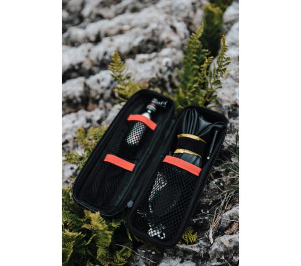 ELITE ELITE Flaschenbox Takuin Rainproof Schwarz-Rot 750 ml Produktbild 1